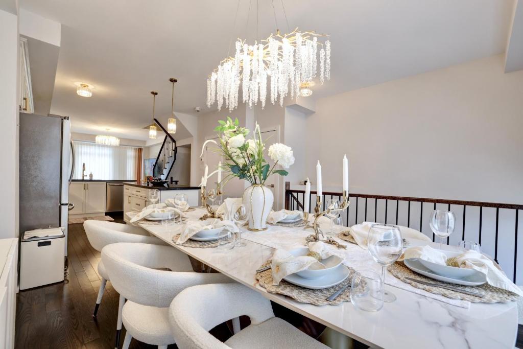 Posezení v ubytování Charming Mississauga Getaway