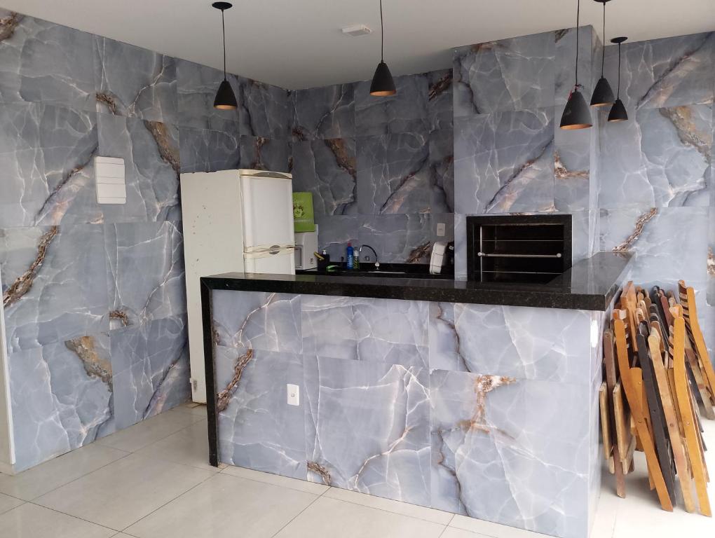 una cucina con un bancone in marmo blu di Casa em Búzios 5 a Búzios