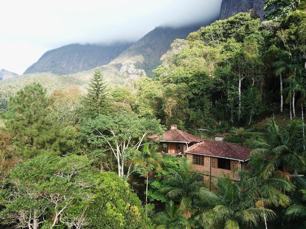 una casa in mezzo a una montagna con alberi di Rio Habitat - Maria Comprida ad Araras Petropolis