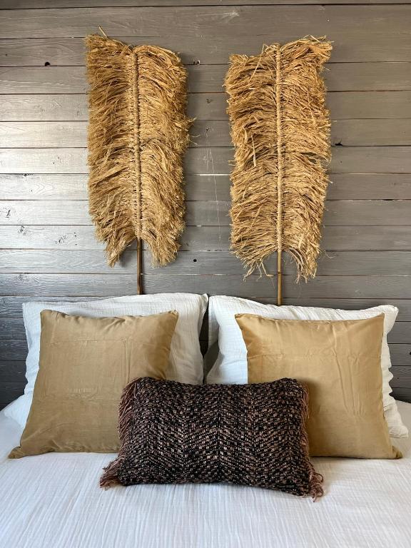 a bed with some hay hanging on a wall at Van de Gruiterwonen in Axel