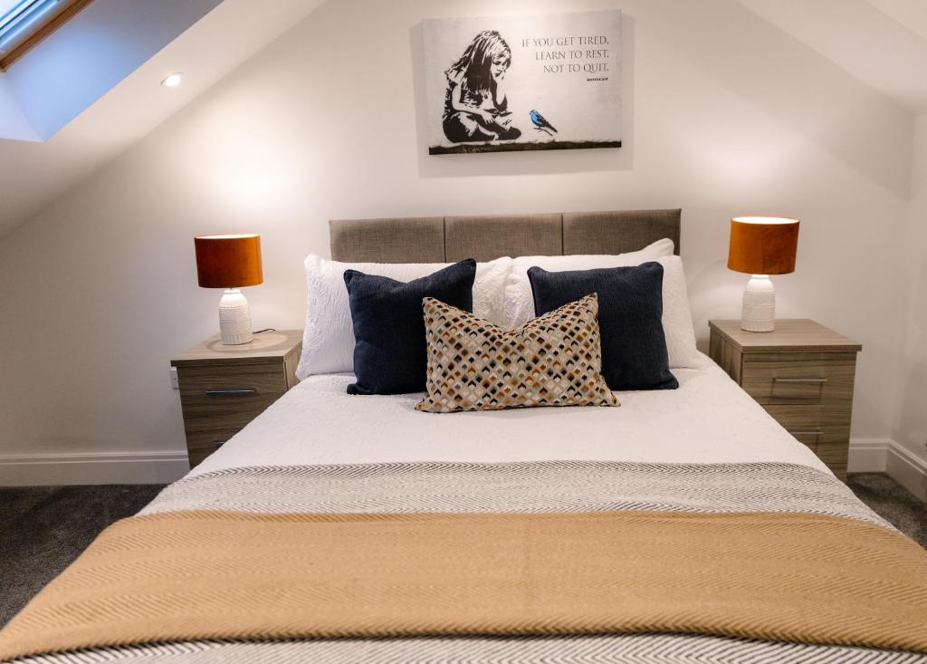 Postel nebo postele na pokoji v ubytování Modern 3-Bedroom Apartment with Garden Near Cardiff City Centre