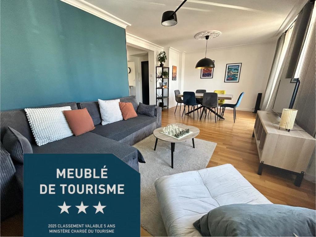 un salon avec un canapé et une table dans l'établissement Bel Appartement , proche tram place de Strasbourg accès centre ville, plages, à Brest