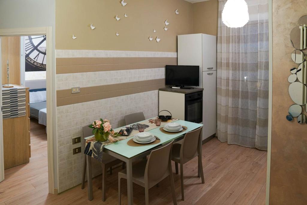 a small dining room with a table and chairs at Appartamenti Armida in Chioggia