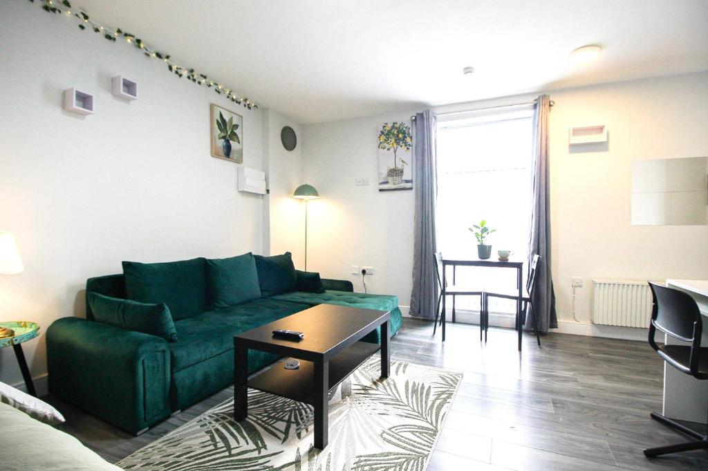 Χώρος καθιστικού στο Birmingham Central Luxury Suites