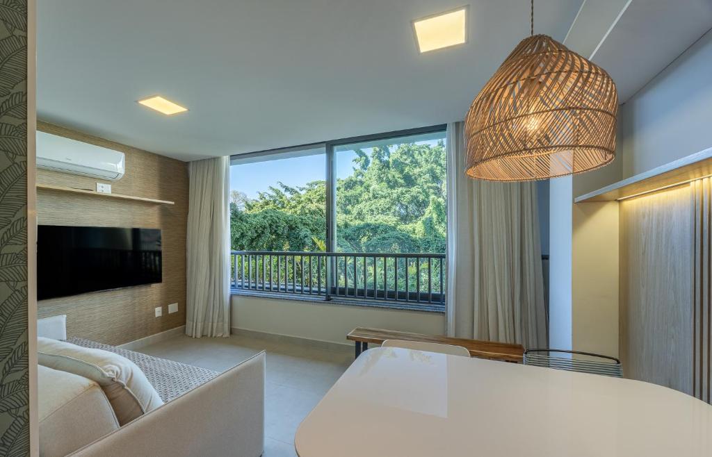 ein Wohnzimmer mit großem Fenster und einer Couch in der Unterkunft Luxo na Gloria in Rio de Janeiro