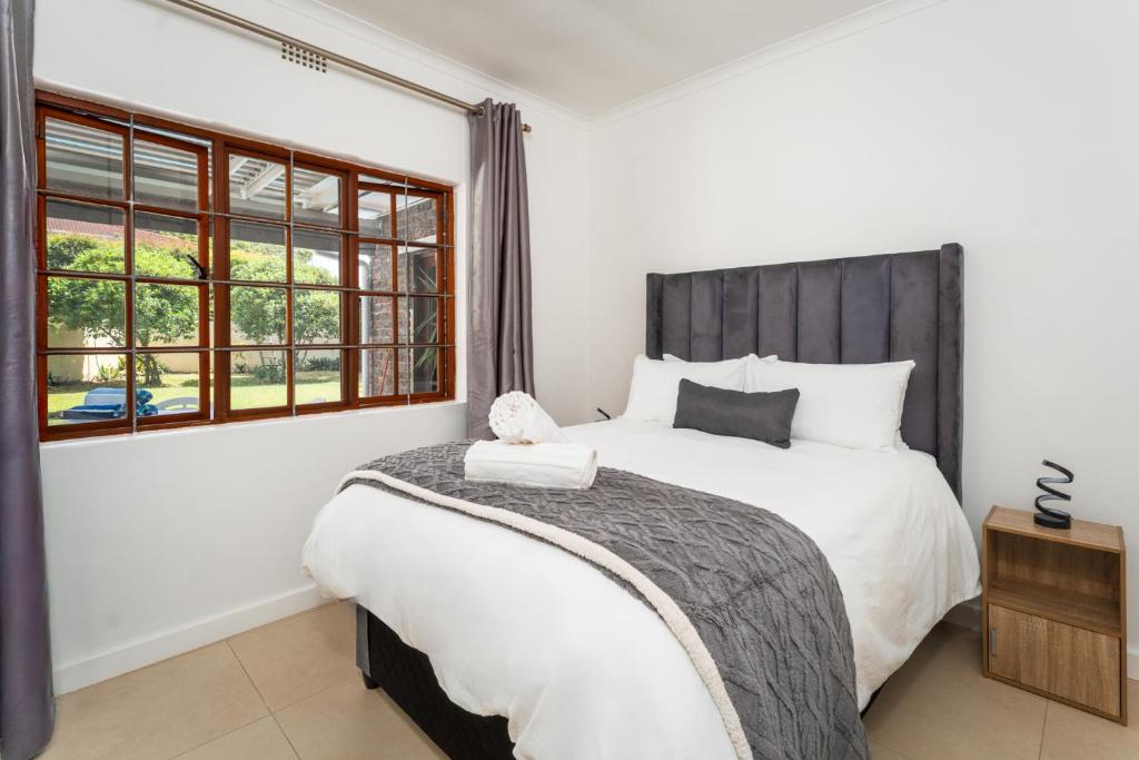 En eller flere senge i et værelse på Strawberry Cottage - Upper Constantia Greenbelt