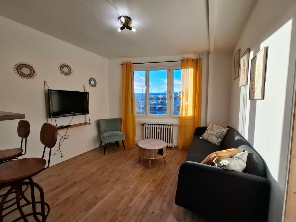 Μια τηλεόραση ή/και κέντρο ψυχαγωγίας στο Peaceful stay with unobstructed views, modern comforts