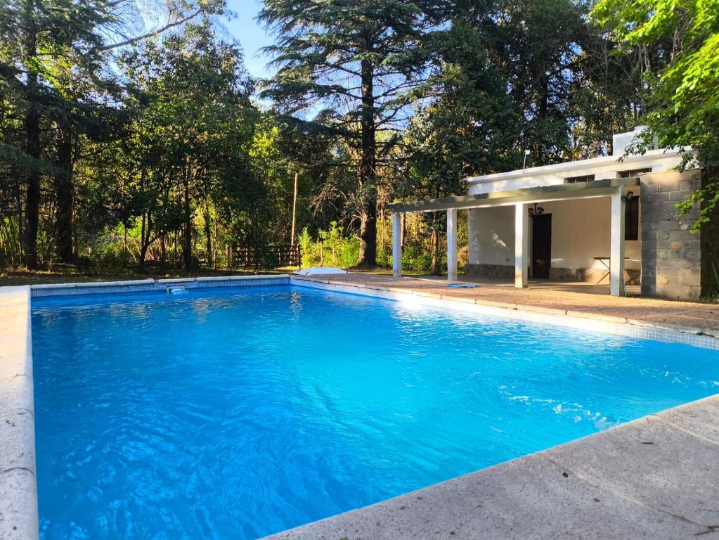 Bazén v ubytování cabañas las moras nebo v jeho okolí