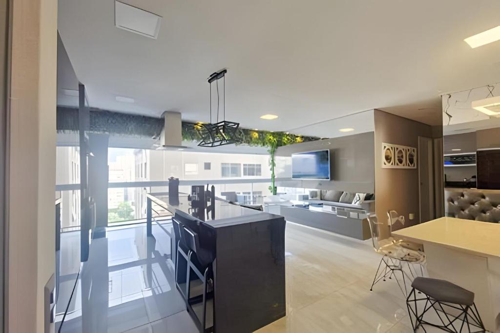 Kuchyň nebo kuchyňský kout v ubytování Conforto na Praia Gonzaga, Estacionamento, Piscina