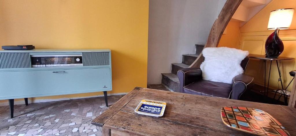 Χώρος καθιστικού στο La maison aux volets bleus Chambre cosy et vintage à la campagne