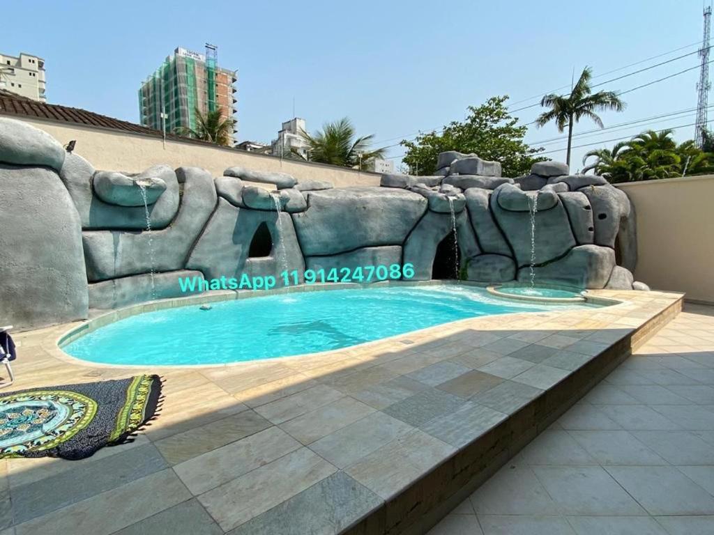 Bazén v ubytování Casa No Guarujá nebo v jeho okolí