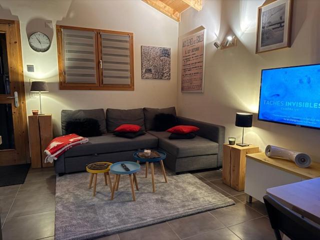 TV a/nebo společenská místnost v ubytování Chaleureux studio plein sud en Tarentaise !