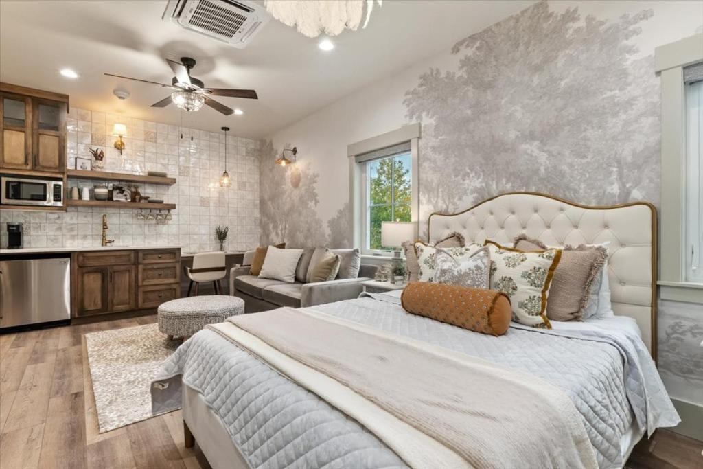 ein Schlafzimmer mit großem Bett und ein Wohnzimmer in der Unterkunft The Owl Room - Contemporary Loft in the Heart of Midway Near Park City Ski Resorts in Midway