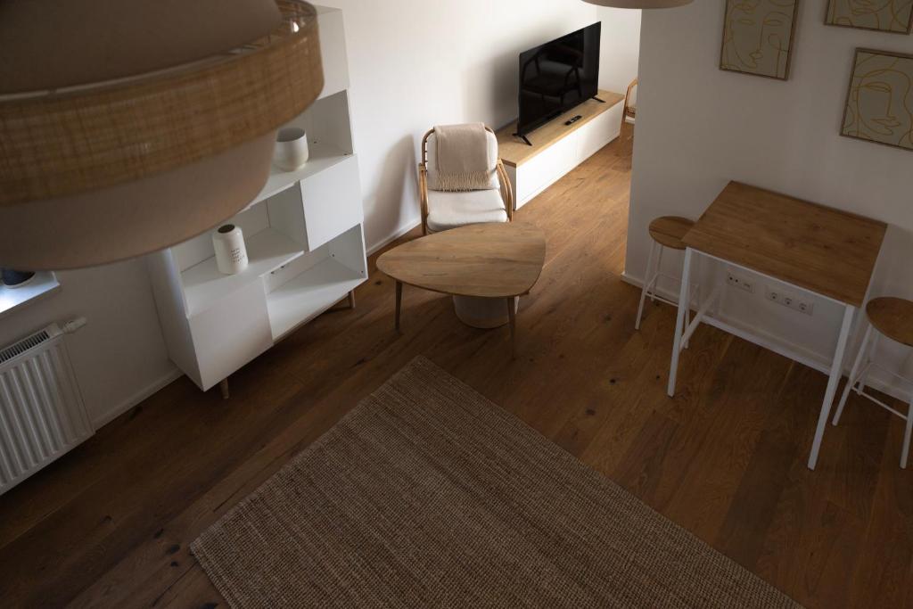 an overhead view of a living room with a table and a tv at Modernes 1-Zimmer-Studio I Augsburg City in Augsburg
