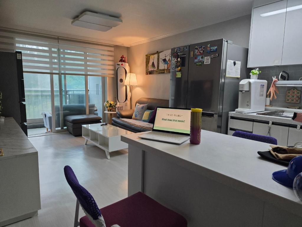 una cucina con un bancone con un computer portatile sopra di 늘 오늘처럼 a T'odang-dong