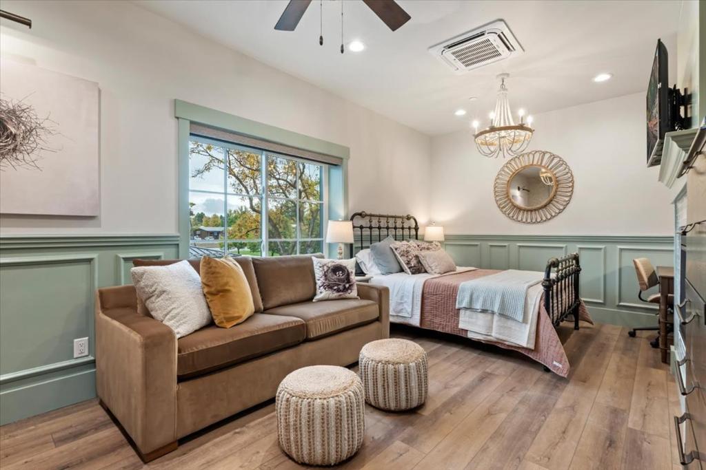 una sala de estar con un sofá y una cama en The Nest Room- Newly Built Loft on Main in Midway, en Midway