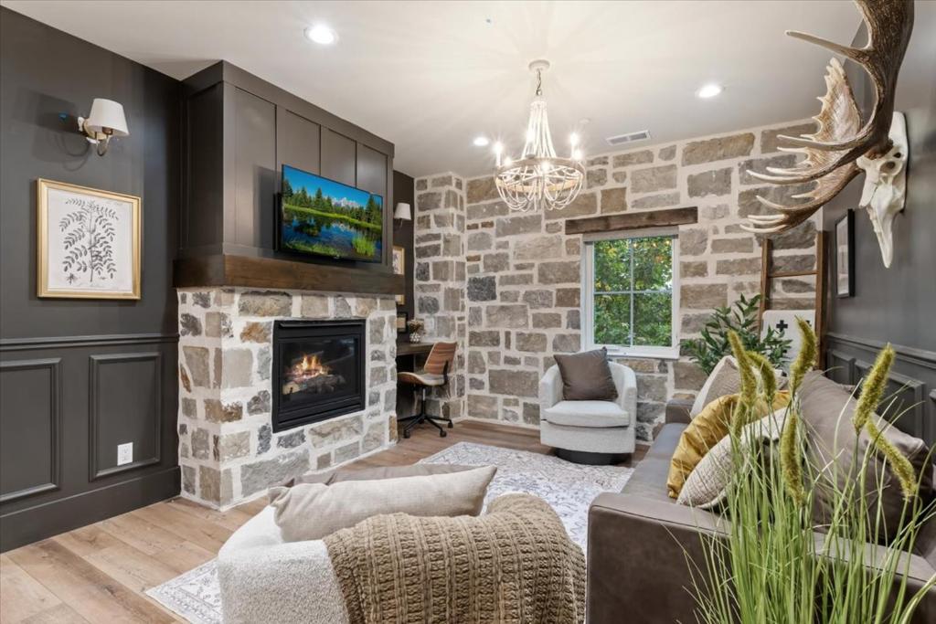 Χώρος καθιστικού στο The Moose Room - Newly Built 2B2B Midway Loft