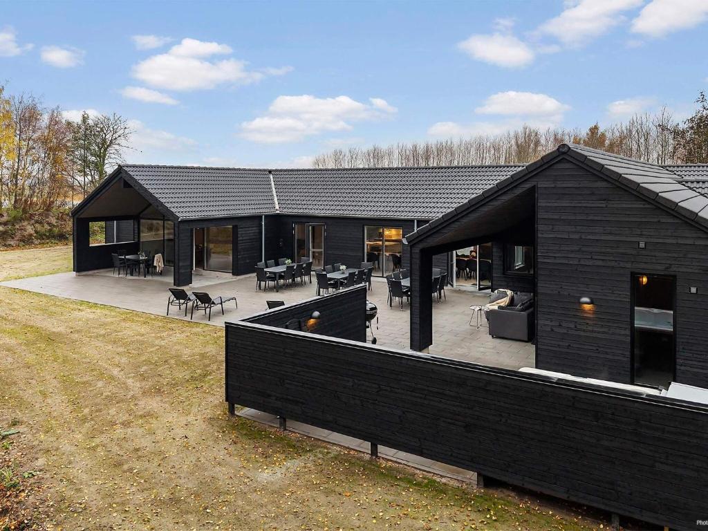 Maison noire avec patio et arrière-cour dans l'établissement 5 star holiday home in Idestrup, à Bøtø By