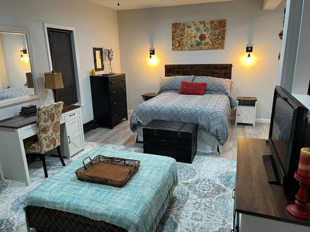 une chambre avec deux lits, un bureau et une télévision dans l'établissement Cozy Studio Apartment, à Montgomery