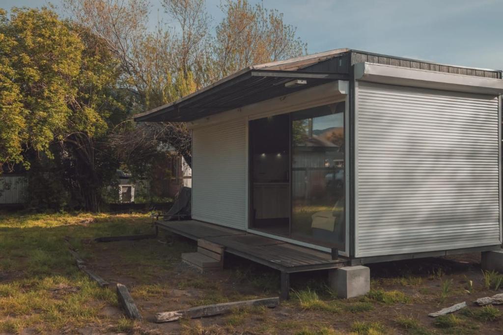 a tiny house sitting in a yard at Tiny house ikigai in Curacautín