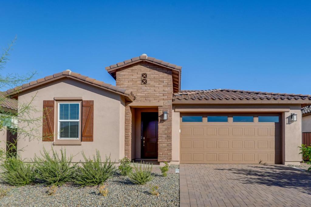 ein Musterhaus mit Garage in der Unterkunft Snowbird Haven with Trail Access in Apache Junction! in Trails West Mobile Home Park