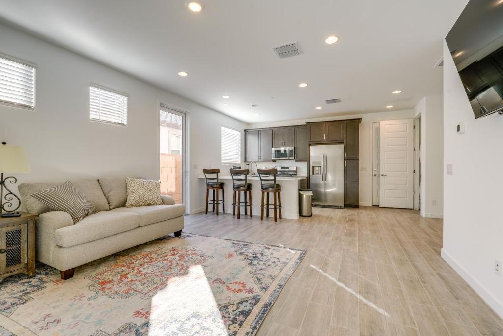 ein Wohnzimmer mit Couch und Küche in der Unterkunft Cozy Extended Retreat! Apache Junction Casita in Trails West Mobile Home Park