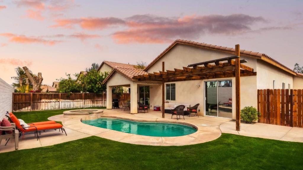 Bazén v ubytování Desert Oasis w Pool Spa BBQ Outdoor Dining Under the Palms Calle Tolosa by AvantStay nebo v jeho okolí