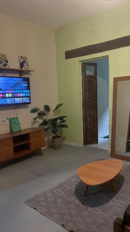 TV a/nebo společenská místnost v ubytování Guacahouse, casinha aconchegante para até 5 pessoas!