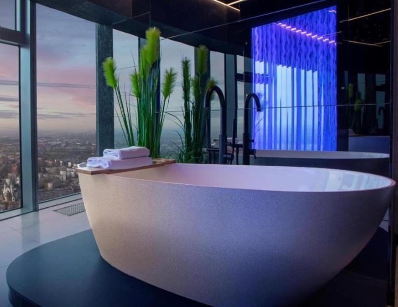 什切青Hanza Tower Original 23 CITY Pool & SPA的美景浴室设有白色浴缸。