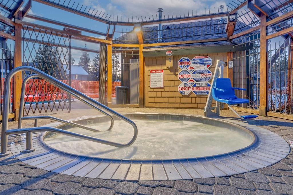 Πισίνα στο ή κοντά στο Modern 3BD -Walk to Lake & Beach