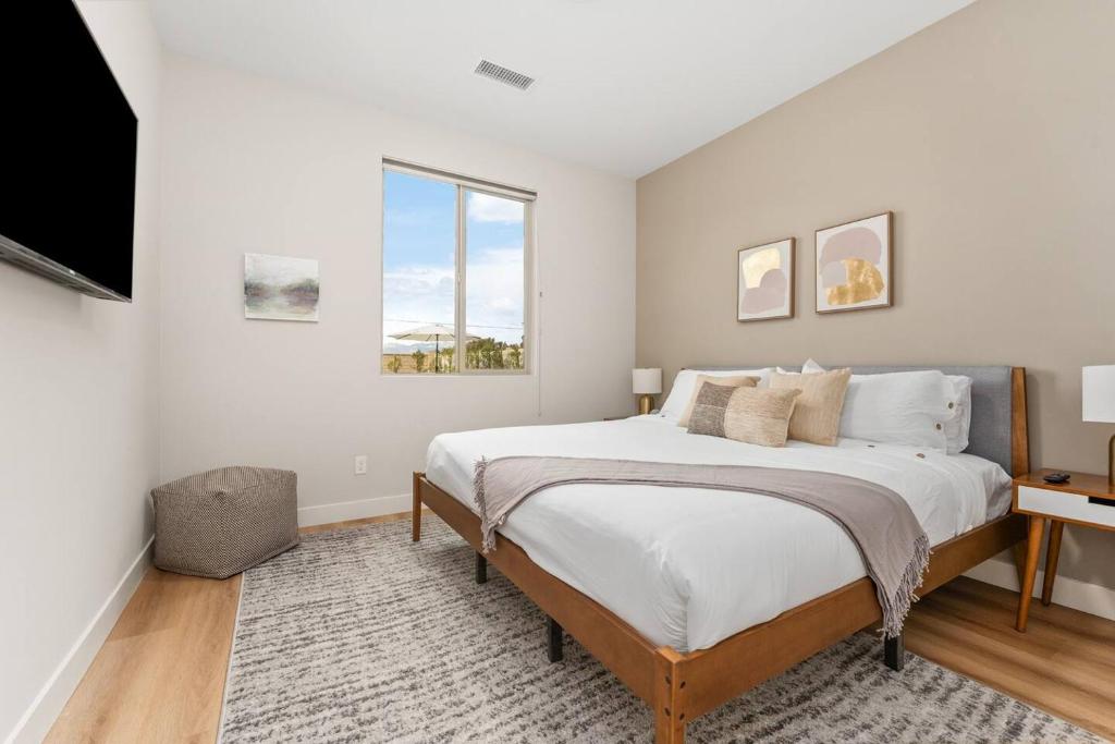 En eller flere senge i et værelse på Queen of the Desert - 7br Pool home festivals