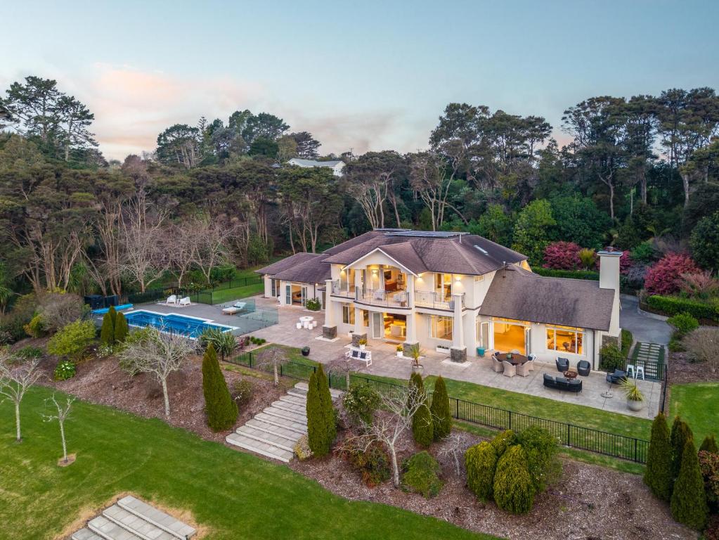Πισίνα στο ή κοντά στο Whitford Estate with Pool & Lush Gardens