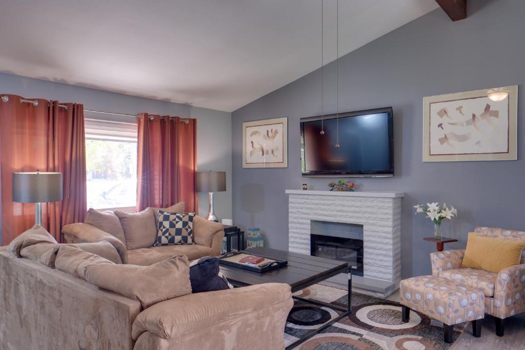 Televiisor ja/või meelelahutuskeskus majutusasutuses 11 Mi to Dtwn Cleveland Richmond Heights Retreat!