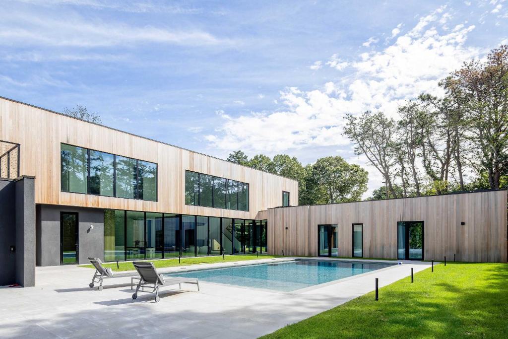 Bazén v ubytování Blue Jay Villa by Rove Travel 7BR Home with Pool nebo v jeho okolí