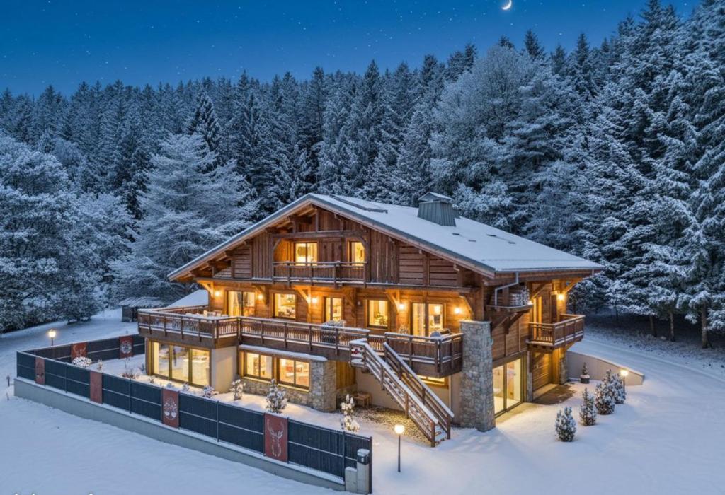 ein Baumhaus im Schnee in der Nacht in der Unterkunft Gite Le Grand Cerf Piscine et Spa in Xonrupt-Longemer
