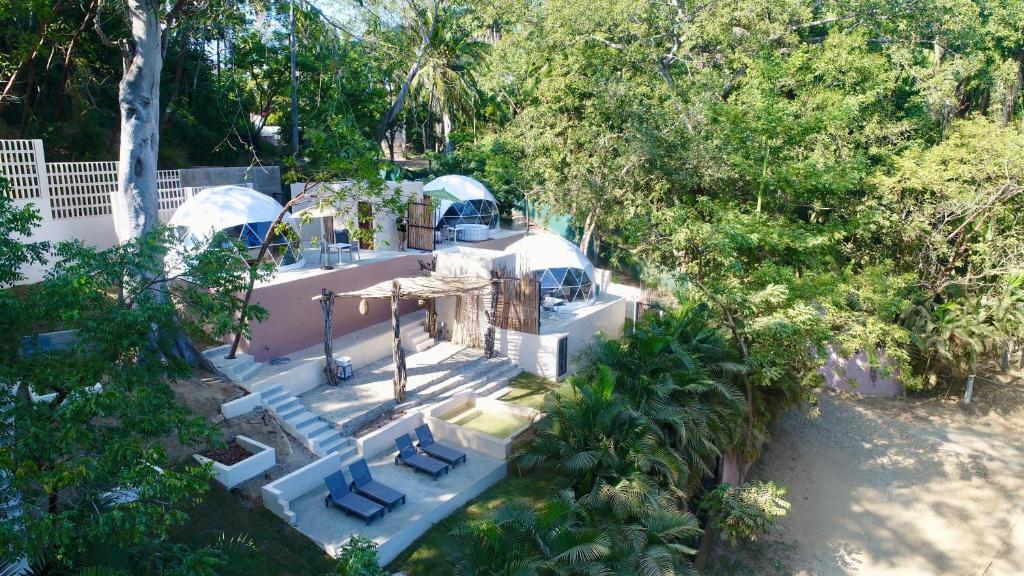 een bovenaanzicht van een huis met een picknickplaats bij Cupi Glamping in San Francisco