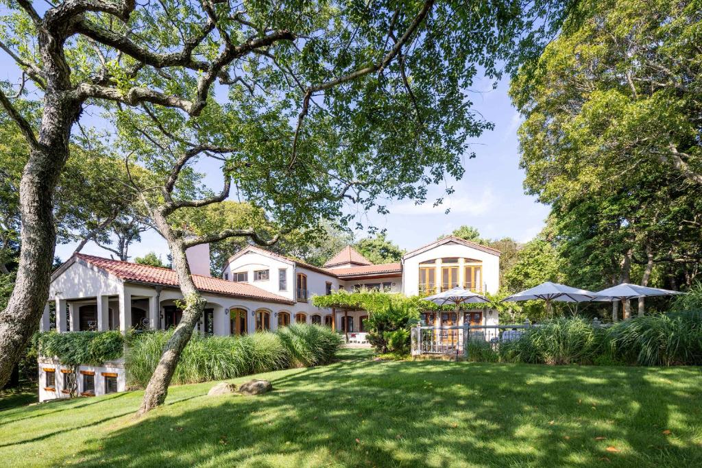 Zahrada ubytování Bluffside Cove by Rove Beachfront Villa w Pool Sauna