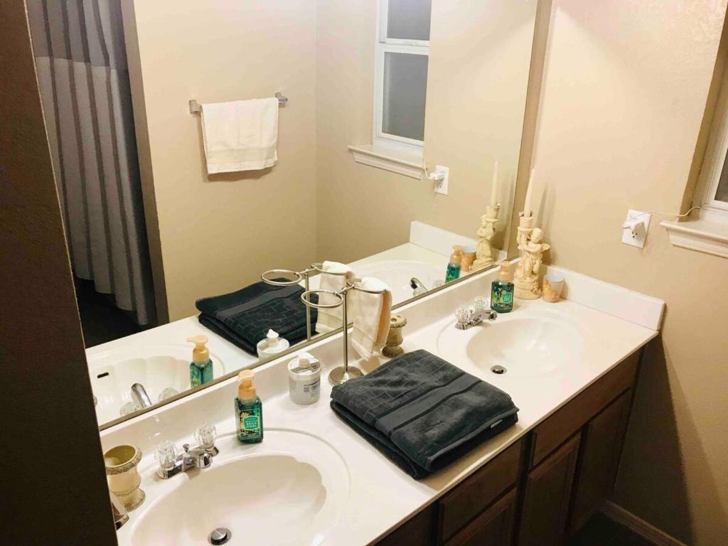 Ένα μπάνιο στο El Paso Westside Contemporary Beautiful Big Home