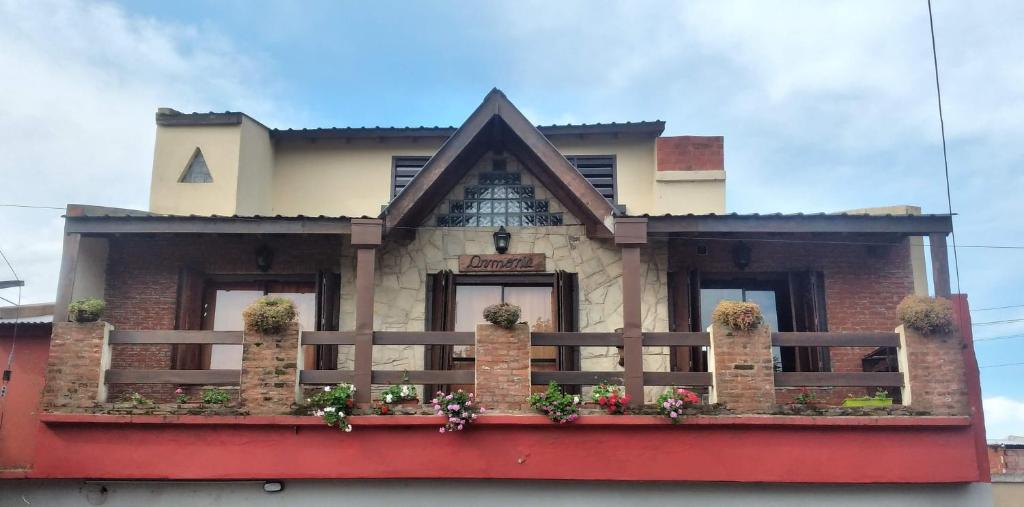 Casa solo familias في مار ديل بلاتا: مبنى به شرفة عليها أزهار
