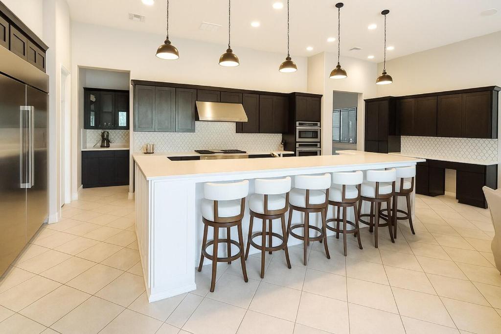 een keuken met een groot eiland met barkrukken bij Dove Mountain Gem! in Marana