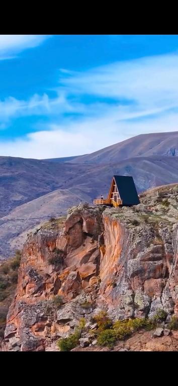 a cabin on the side of a mountain at SapsanLodge in Artabuynkʼ