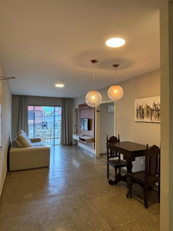 un salon avec un piano et un canapé dans l'établissement Apartamento Centro Guriri 3 Quartos, à São Mateus