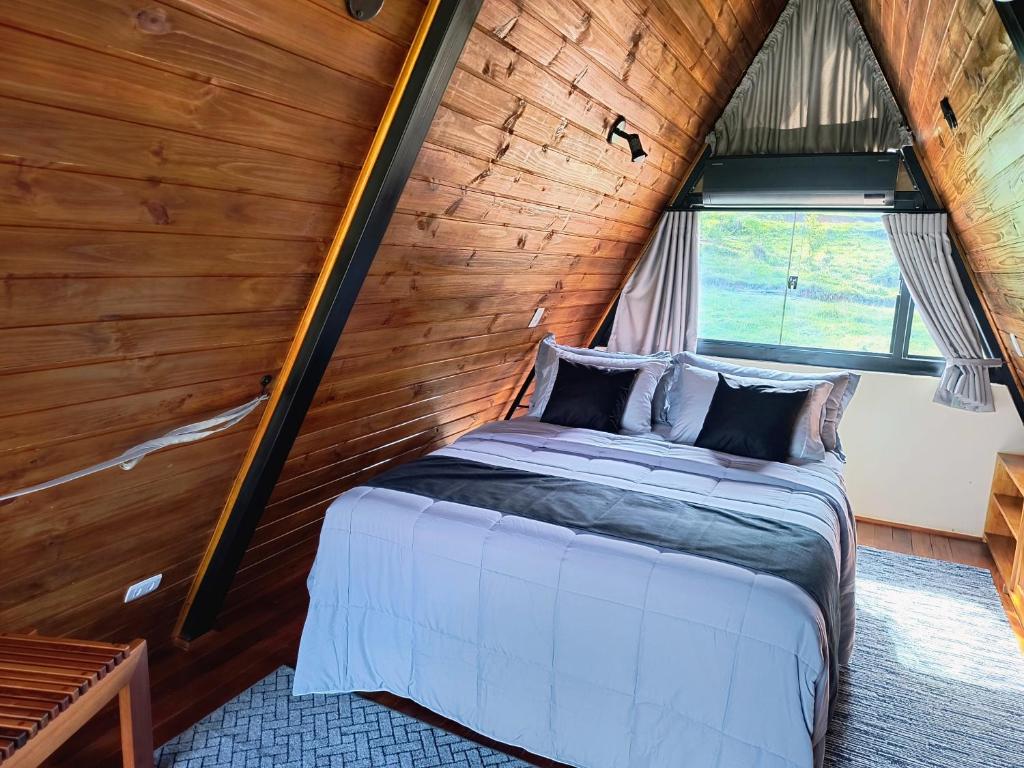 Postel nebo postele na pokoji v ubytování chalé okinawa