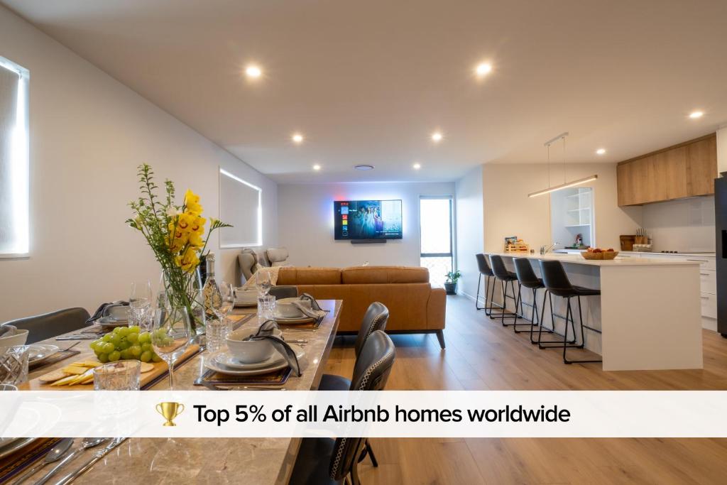 TV a/nebo společenská místnost v ubytování Brand New with Games Room Walking distance to shops