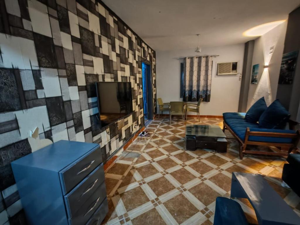 un salon avec un canapé et une télévision dans l'établissement قرية النورس, à Ismaïlia