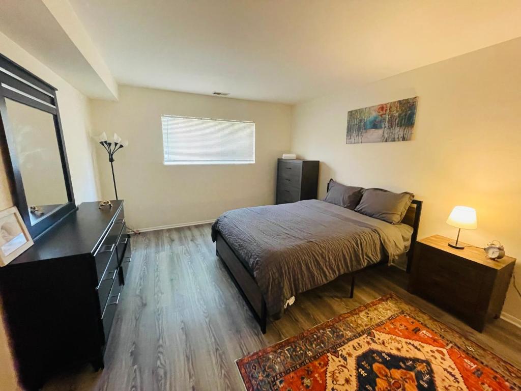 Postel nebo postele na pokoji v ubytování Modern 1br Near Moss Rehab