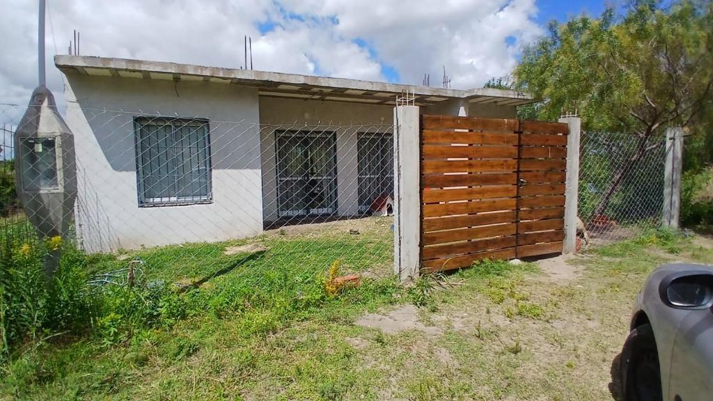 ein Haus mit einem Zaun davor in der Unterkunft casa fin de semana in Paraná