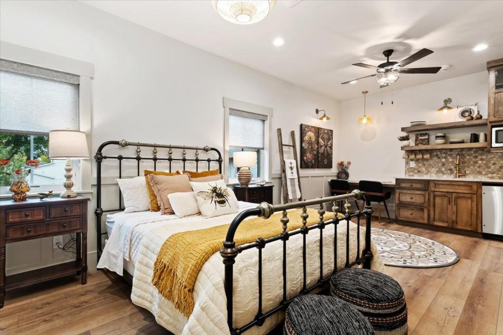 Ένα ή περισσότερα κρεβάτια σε δωμάτιο στο The Bee Room - Cozy Retreat on Midway Main Street