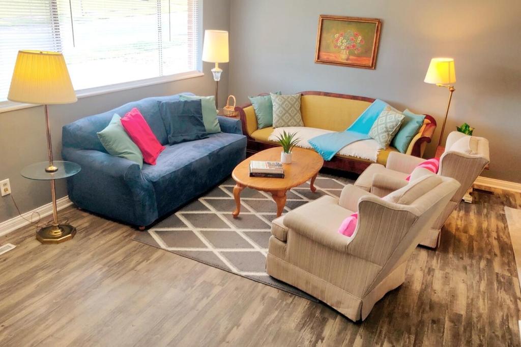 Χώρος καθιστικού στο 3BR Home, Pet-Friendly, Fenced Yard Near I-70, I-75, Hospitals, Wright-Patt AFB