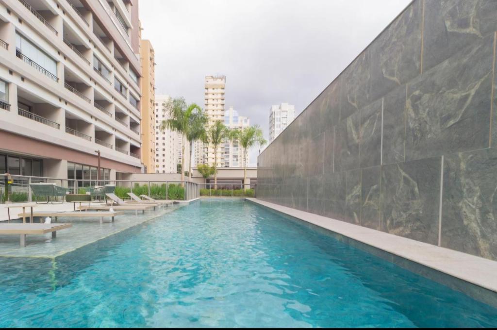 ein Swimmingpool mitten in einem Gebäude in der Unterkunft 2216 Sofisticação, conforto e tecnologia Grand Vitrali em Moema in São Paulo